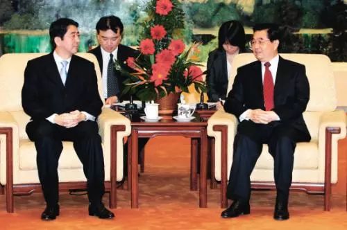 安倍晋三亲华派(为何日本政客不亲华？美国设一特殊机构，专门用来监督)