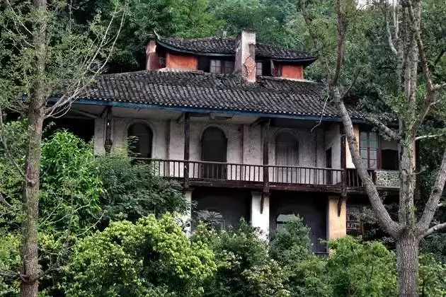 古树参天……南滨路上这座“幽灵别墅”，是重庆百年开埠的沧海遗珠