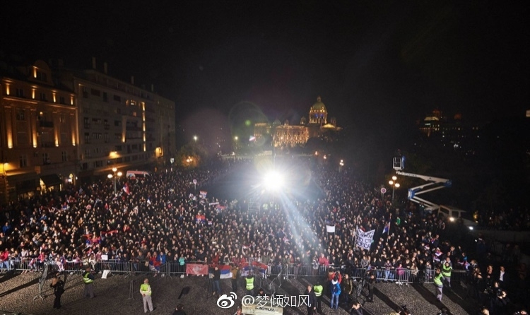 斯体育女排世界杯(塞尔维亚女排夺冠总统亲自接见！数十万民众广场欢迎 斯“抛绣球”)