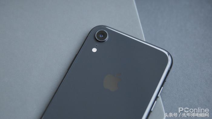 还有后面那颗突兀的单摄相机暴露iphone xr的身份