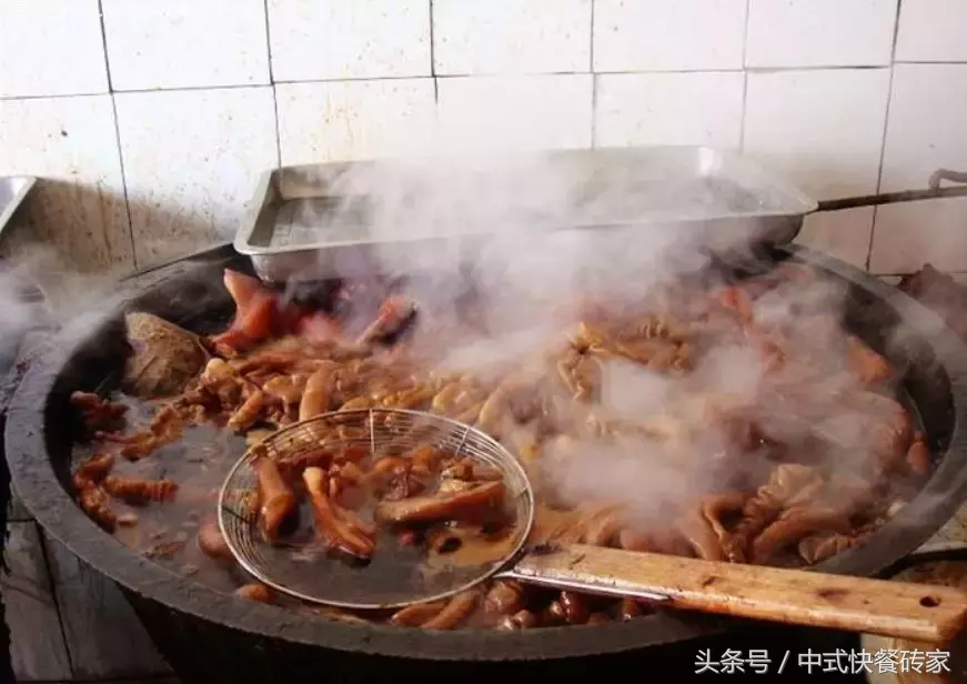 卤牛肉要卤多长时间（牛肉猪肉鸡鸭肉卤制时间控制技巧）