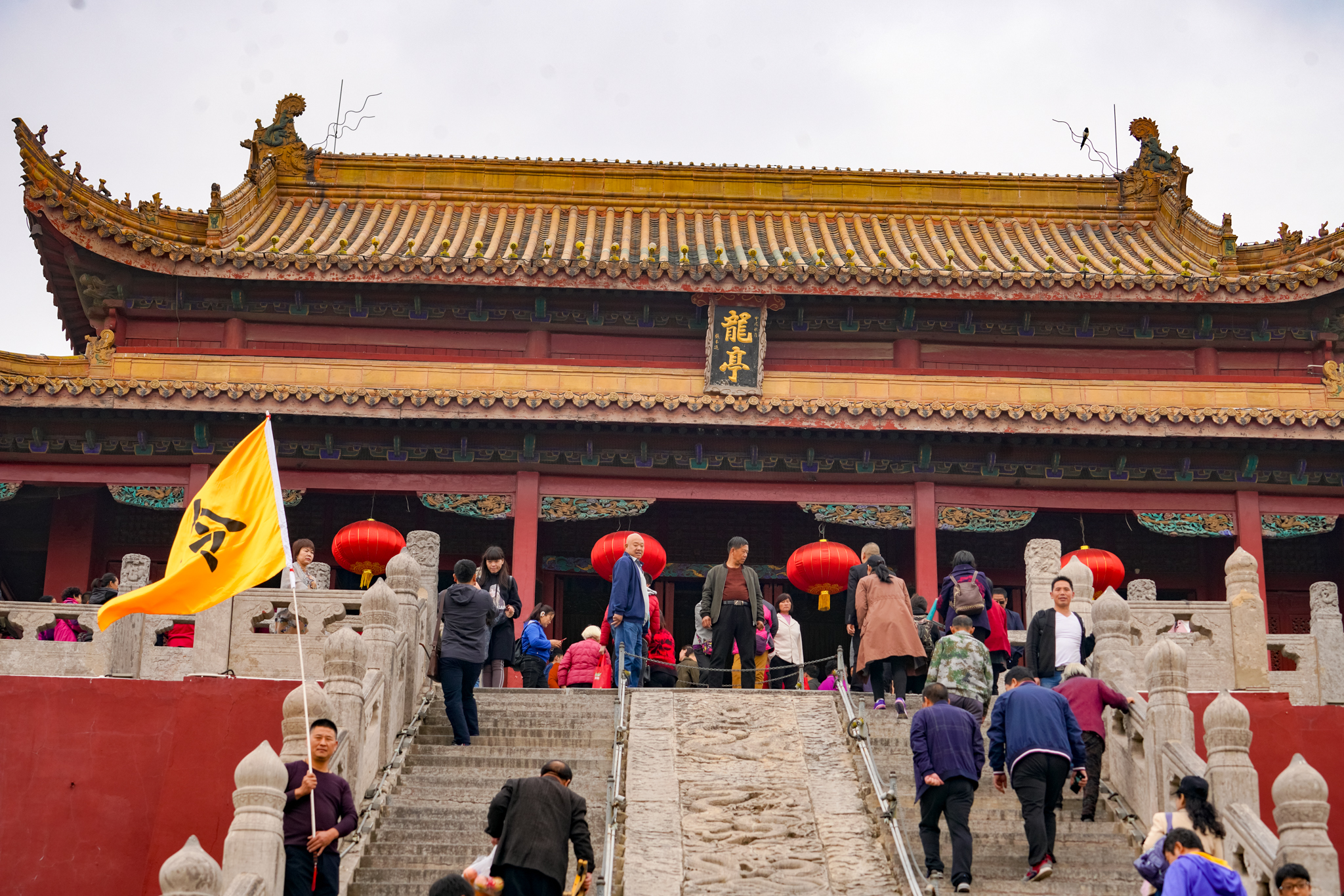 登上龙亭大殿,内供奉龙头浮雕,金光闪闪,龙气逼人,令人望而生威,敬意