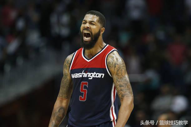 上籃時球被壓住無法出球犯規嗎（NBA宣布格里芬絕殺球走步+犯規！科比親口說考慮復出？）