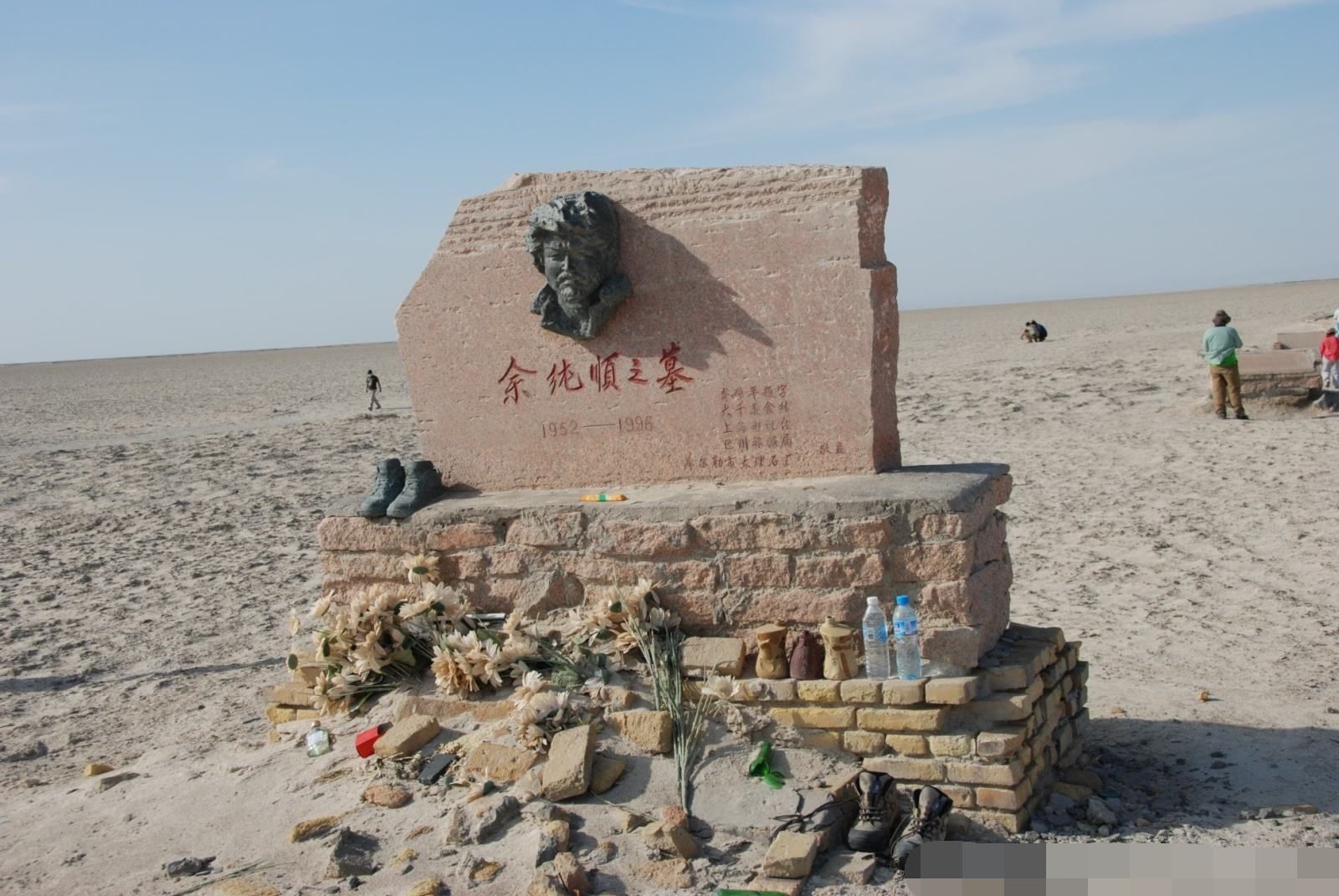 这里发生的最著名最神秘的死亡是80年的彭加木的失踪,当时军方出动了