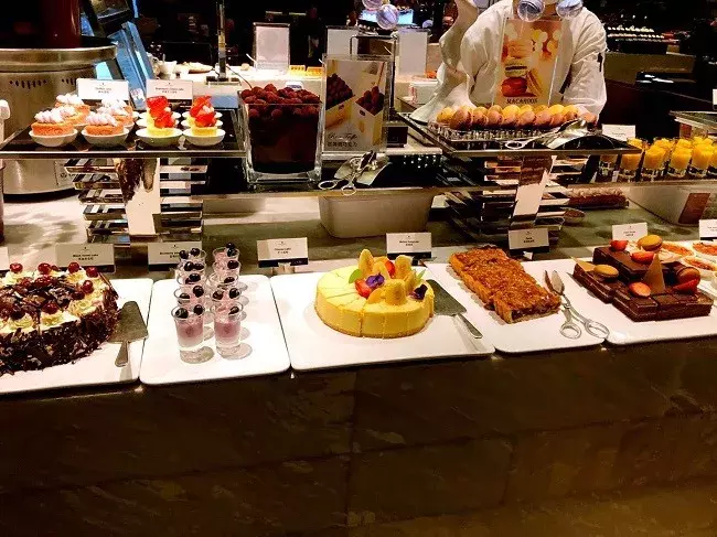 丽思卡尔顿酒店自助餐多少钱(人均700的五星酒店自助餐)
