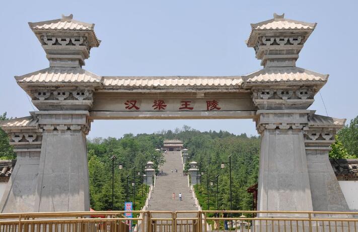 67芒砀山位于商丘的永城市,其是豫东平原上唯一的山群,也是商丘唯一