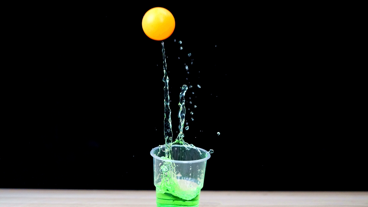 乒乓球怎么弹(科学小实验,一个拿手里一个放水杯,松手后哪个乒乓球弹