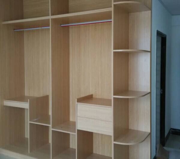 定制衣柜交给装修公司还是外包给专业品牌？六个角度对比就知结果