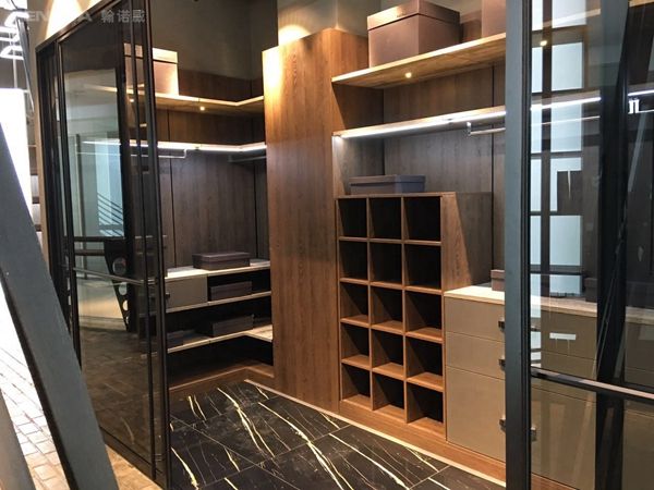 定制衣柜交给装修公司还是外包给专业品牌？六个角度对比就知结果