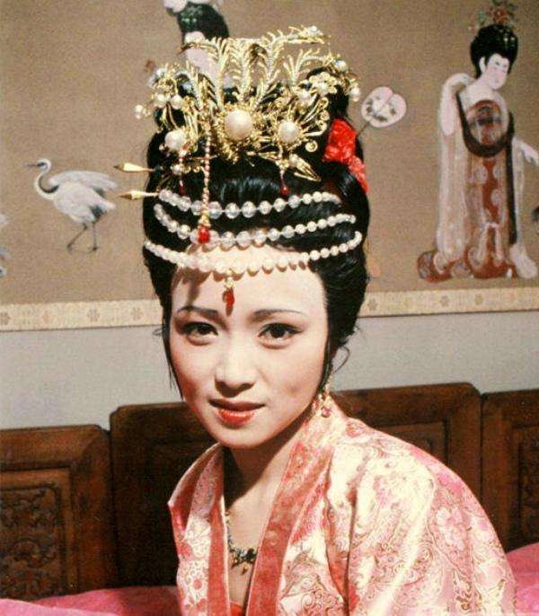 秦可卿真的有与贾珍爬灰和养小叔子的故事吗?其实书中早有暗示!