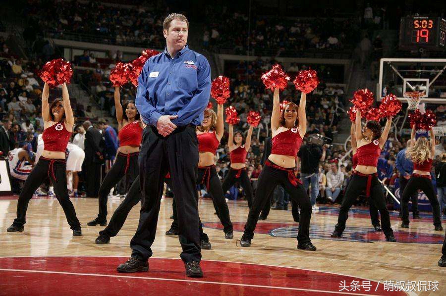 nba暂停时场内为什么站人（有球迷说只要在NBA现场啥工作都愿意？这个工作你可能真的不愿意）