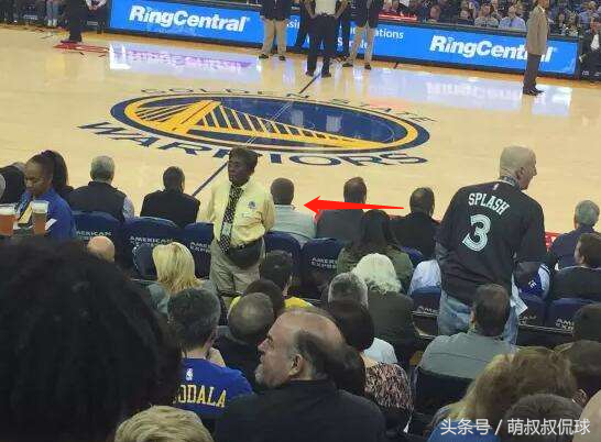 nba暂停时场内为什么站人（有球迷说只要在NBA现场啥工作都愿意？这个工作你可能真的不愿意）