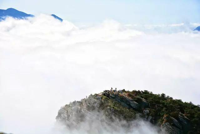 请您对对联，出联：雾锁山头山锁雾，邀对？