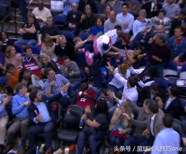 NBA8大飞身救球瞬间：奥尼尔救球众人连忙躲，对比库里有些尴尬