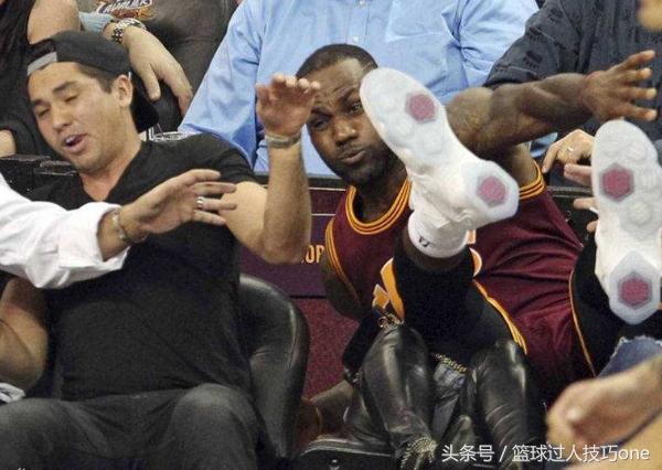 NBA8大飞身救球瞬间：奥尼尔救球众人连忙躲，对比库里有些尴尬