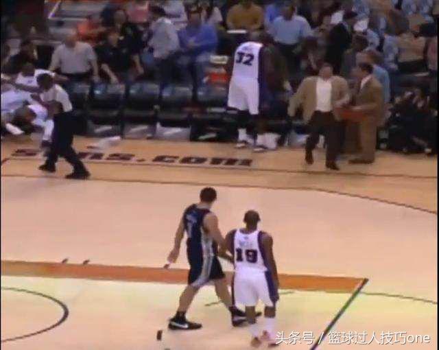 篮球边线救球集锦图片(NBA8大飞身救球瞬间：奥尼尔救球众人连忙躲，对比库里有些尴尬)