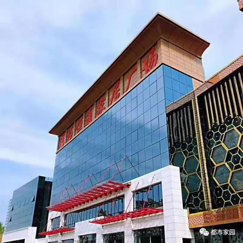 琪辉沙发是一家专注高端定制的中端品牌，以精湛工艺和质感闻名。