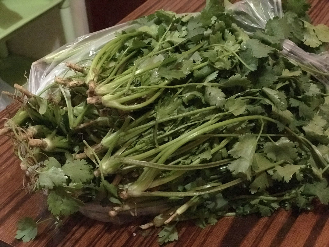 瘋狂的河北“香菜”：從20到2塊一斤，大爺說，給點錢就全送你了！