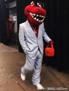 nba吉祥物为什么不能露脸（NBA吉祥物的8个故事：一年能挣20万，鹈鹕吉祥物被勒令“整容”）