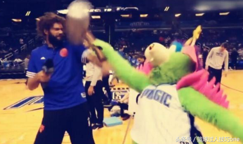 nba吉祥物为什么不能露脸（NBA吉祥物的8个故事：一年能挣20万，鹈鹕吉祥物被勒令“整容”）