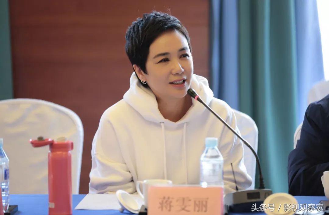 看似村花的打扮穿在高颜值的徐慧真身上倒是充满了青春活力.