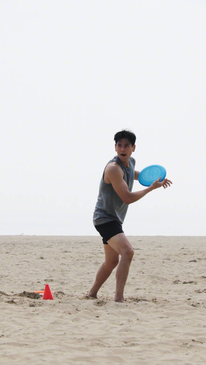 彭于晏肌肉(彭于晏沙滩上练飞盘,一身肌肉太抢镜,没晒过的地方原来