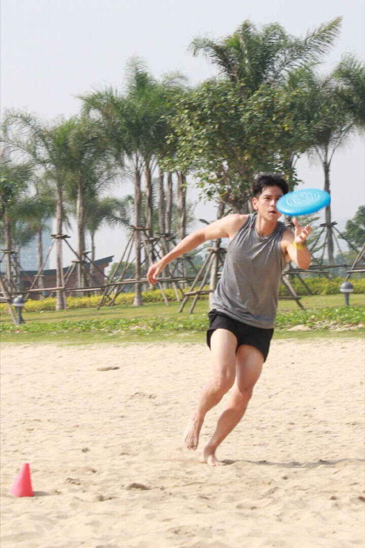 彭于晏肌肉(彭于晏沙滩上练飞盘,一身肌肉太抢镜,没晒过的地方原来
