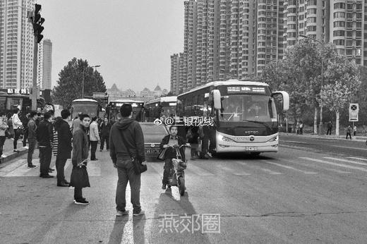 刚刚，燕顺路的事！黑大巴横行，堵死了！