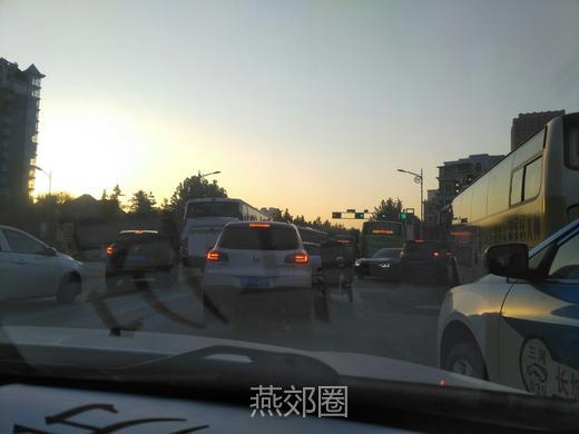 刚刚，燕顺路的事！黑大巴横行，堵死了！