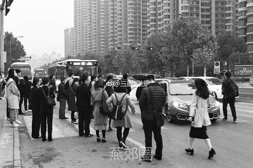 刚刚，燕顺路的事！黑大巴横行，堵死了！