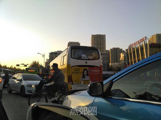 刚刚，燕顺路的事！黑大巴横行，堵死了！