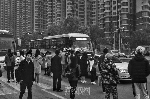 刚刚，燕顺路的事！黑大巴横行，堵死了！