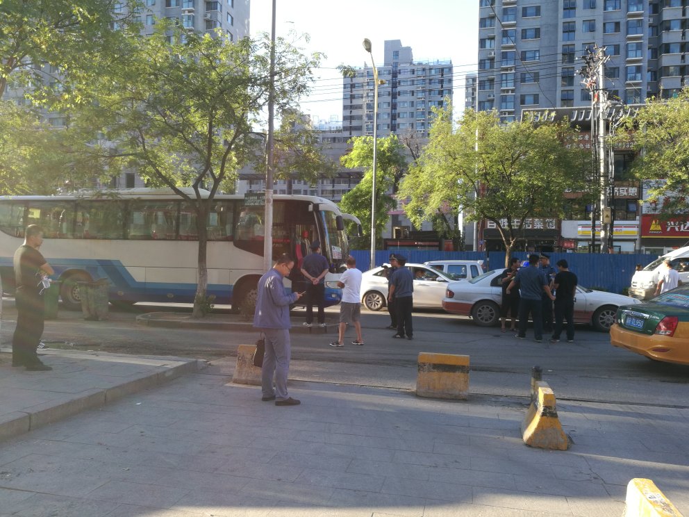 刚刚，燕顺路的事！黑大巴横行，堵死了！