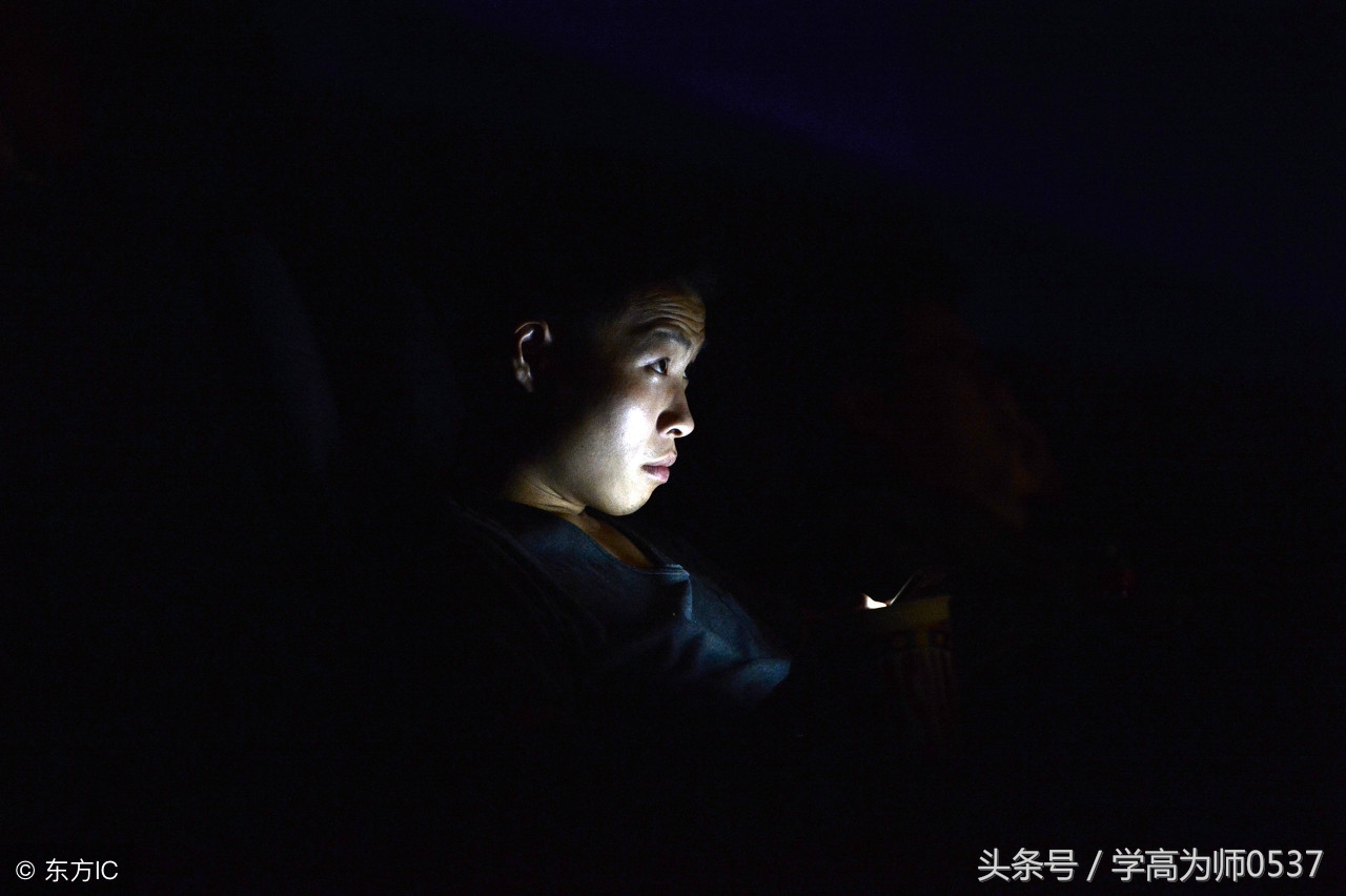 在黑暗中寻找光明，这是阿廖沙成长的必经之路。  title:《家庭暴力下的成长》
一、幼时丧父，与祖母相依为命，祖父脾气暴躁，两个舅舅为了分家打砸抢 二、一次因染坊失火，无辜被祖父毒打，引起对祖父的反感和对人世痛苦的感受 三、在人间当过学徒、洗碗工、搬运工等，受尽屈辱 四、通过读书走向了进步青年的道路，探索着新生活