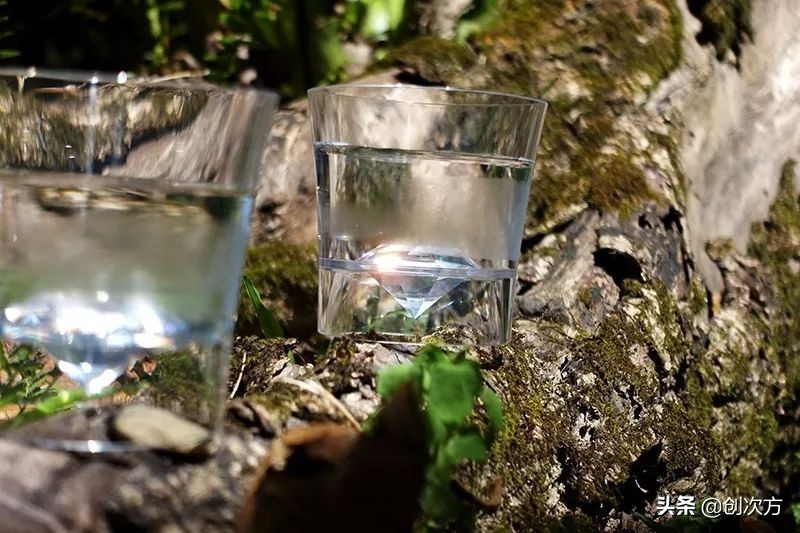 耐酸碱耐摔(杯子也喜欢钻石？悬浮在底部，耐酸碱耐摔，一杯永流传)