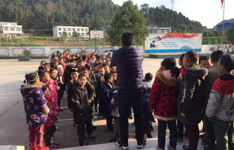 我是一道微光，却想给你灿烂的光芒——大学生如何为家乡建图书室