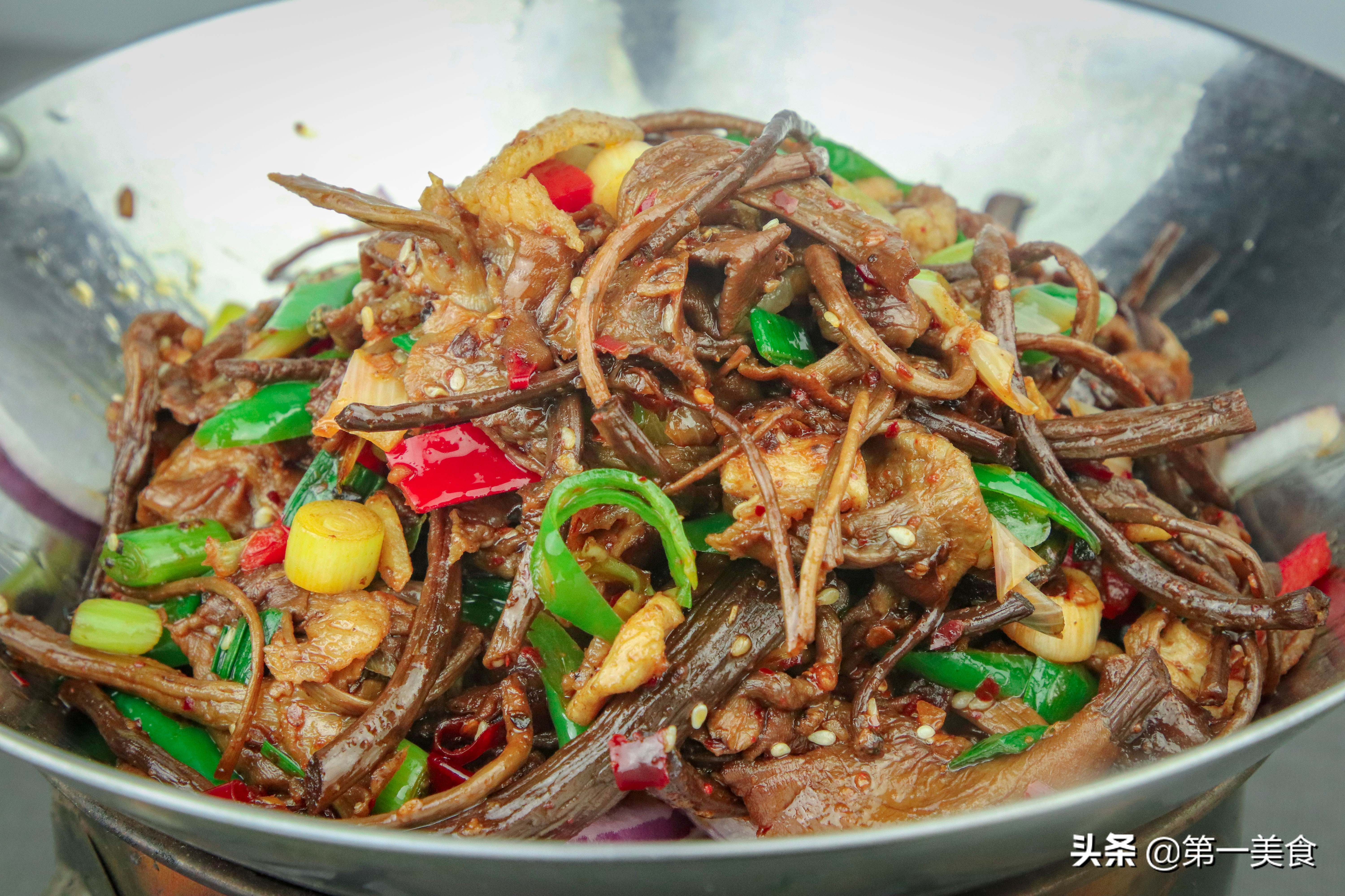 今天为大家分享一道家常下饭菜"干锅茶树菇"的做法,茶树菇想必大家都