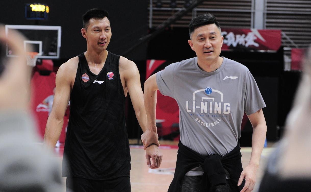 男篮易建联简介（从青涩男孩到广东男篮的顶梁柱，易建联当之无愧的CBA第一人）