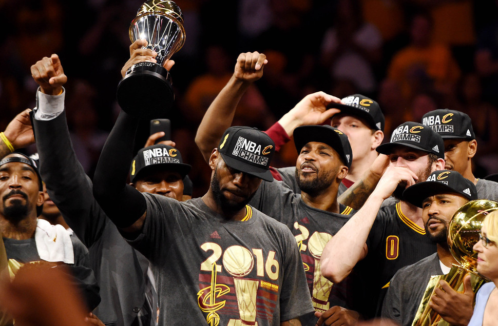 欧文16年总决赛三分慢动作（重温经典！16总决赛欧文致命三分，是詹姆斯让泰伦卢把球给欧文的）-趣拿体育