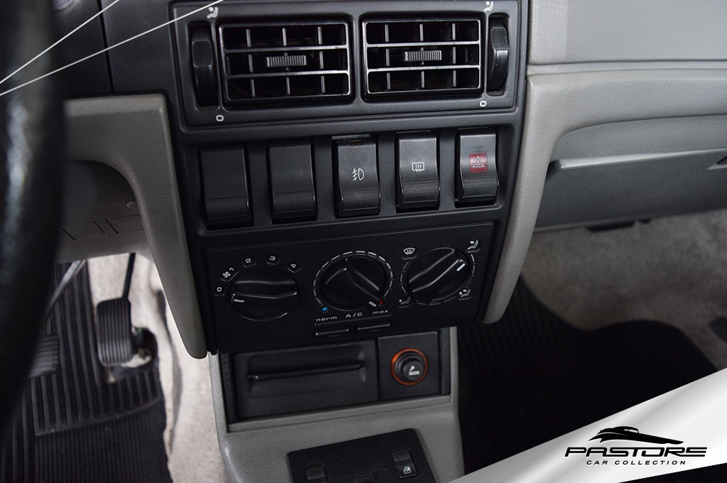 巴西二手车商售卖双门"桑塔纳2000"93年的车还能买3.5万元