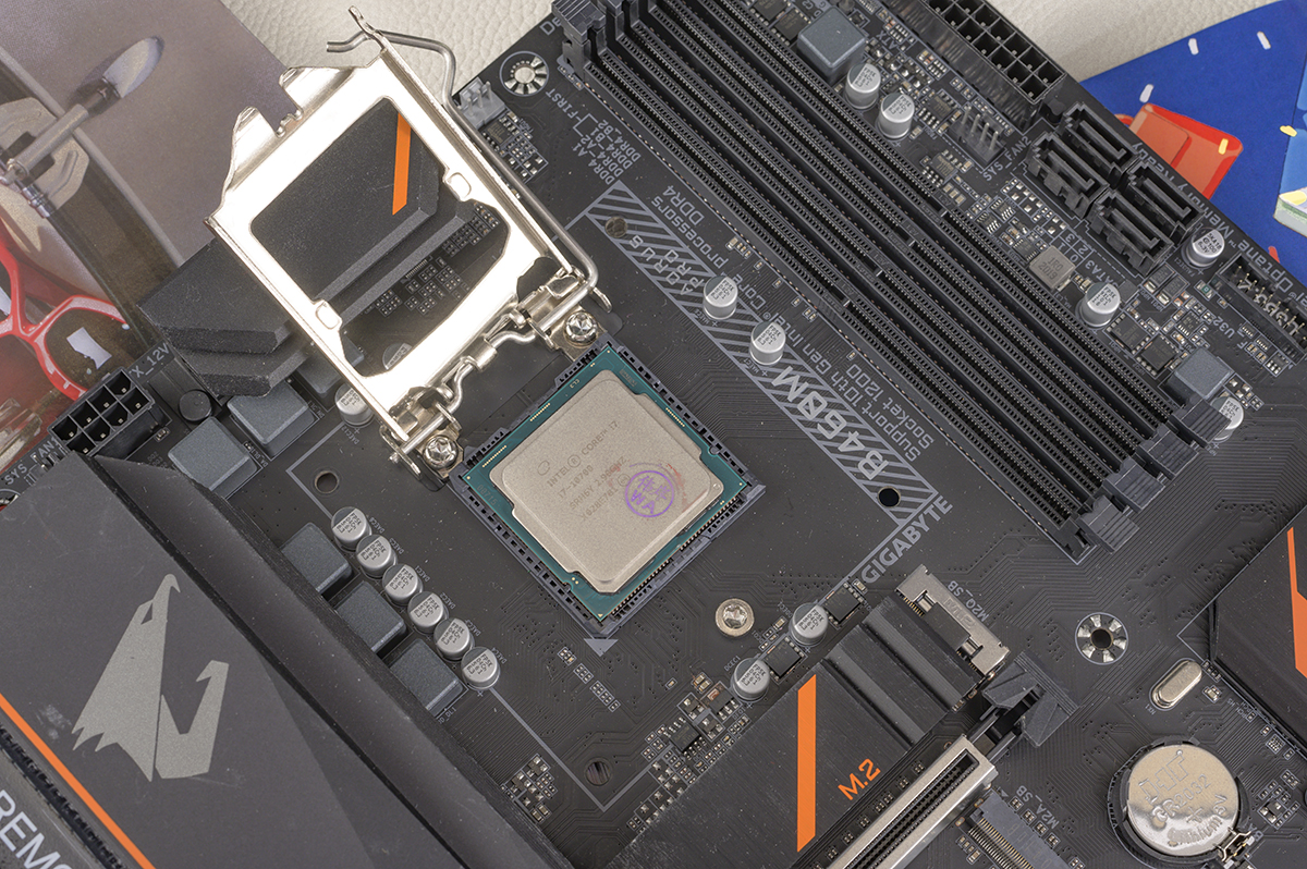 谁说小板不能打,会把妹,还能压制八核八线程i7-10700