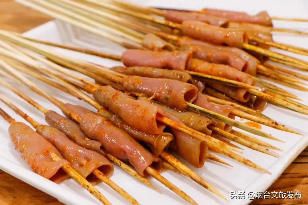 烤海肠在烟台的烧烤界,烤海肠是最考验店家功底的.