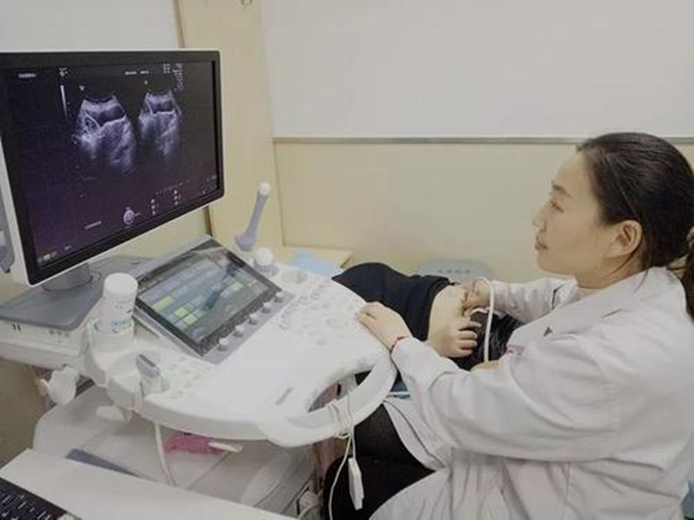 英孕妇38周做彩超,胎儿动作让准爸妈哭笑不得,一看就是淘气包