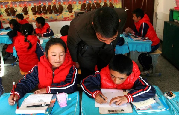 西藏一小学教师工资单曝光，没有绩效工资，年薪还能超16万元