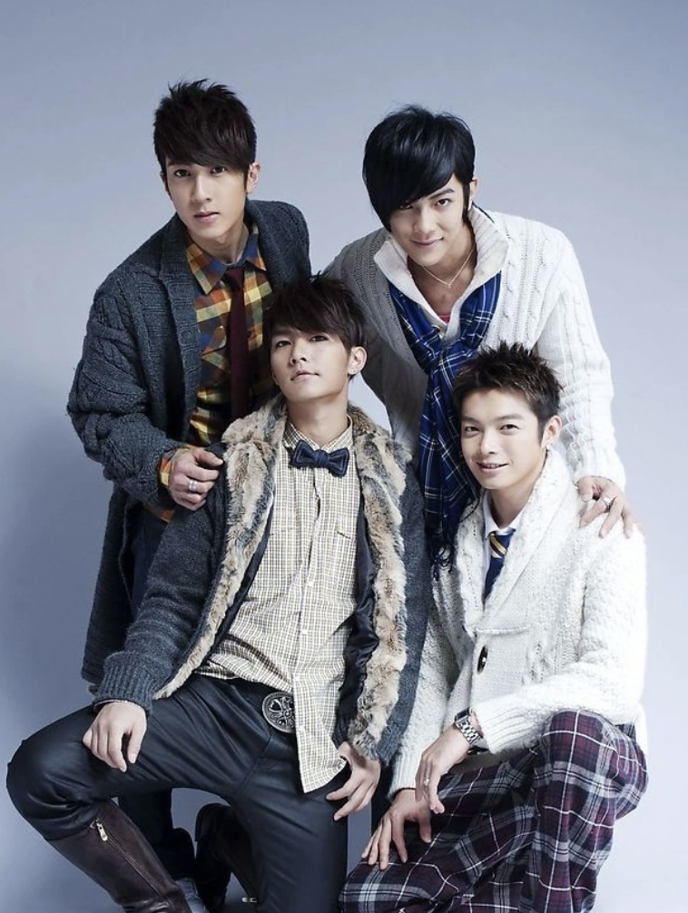 飞轮海三缺一！吴尊汪东城辰亦儒上海街头搞怪合影，炎亚纶未现身