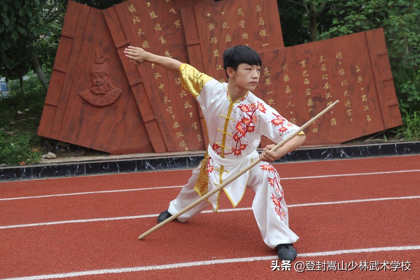 小孩子学散打几岁合适(不要耽误了：武术学校学习有年龄限制吗？几岁去习武效果最好？)