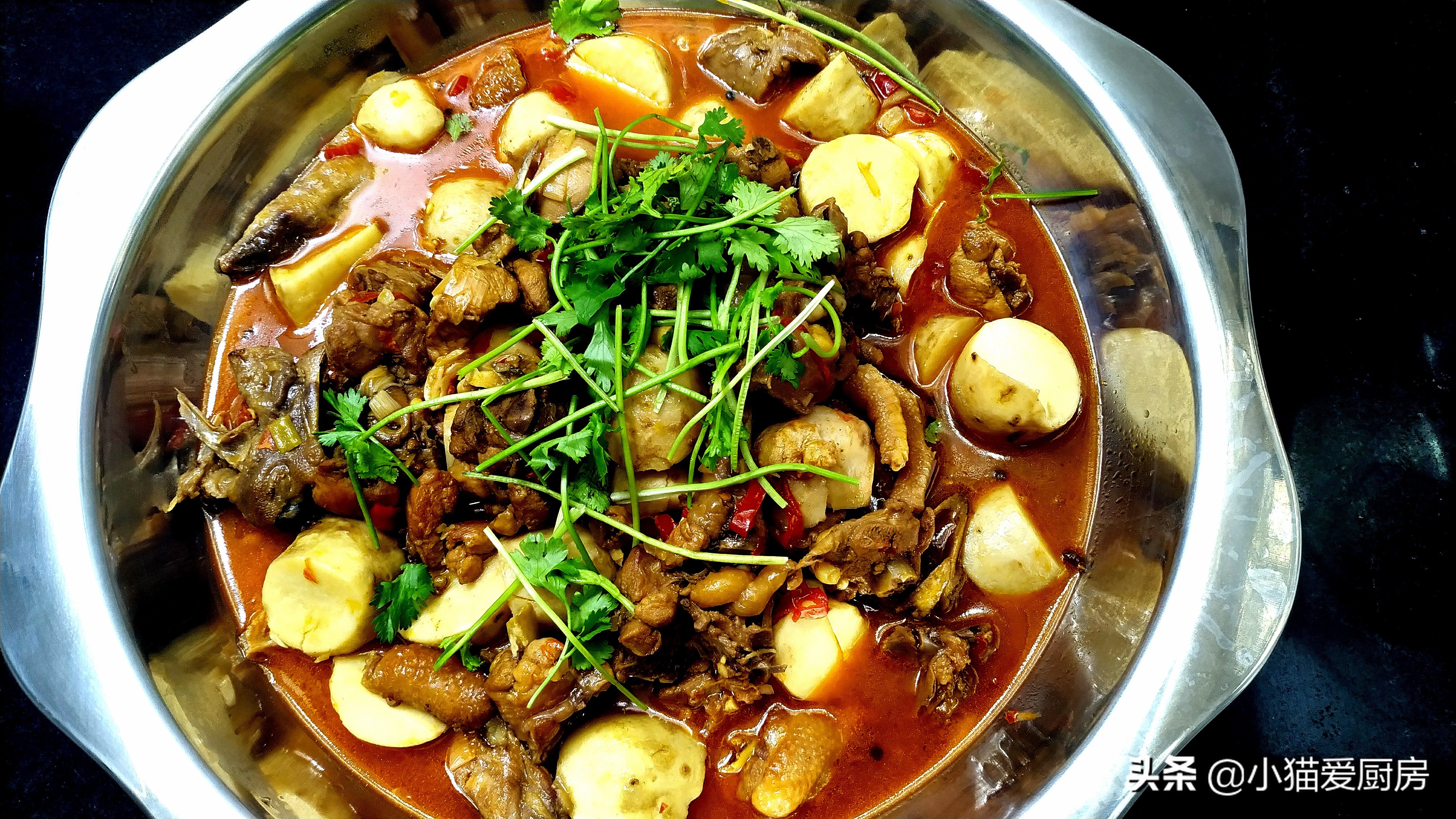 芋儿烧鸡肉，家常做法，芋头软糯，鸡肉香辣嫩滑好吃