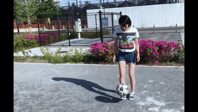 日本女优拍的世界杯(这谁挡得住？1997年出生的日本女演员不仅长得可爱，还会踢球，是日本花式足球形象大使)