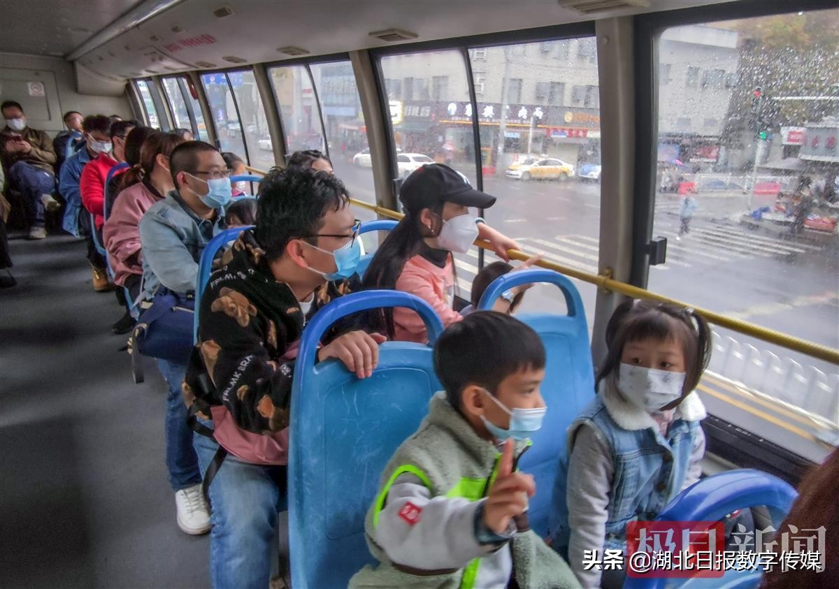 这个周末，不少武汉市民再一次体验乘坐双层巴士的乐趣
