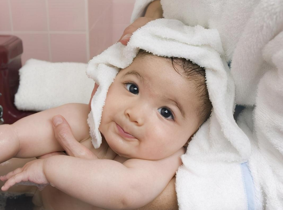 小婴儿多久洗一次澡才合适？美国儿科学会：天天洗澡未必恰当